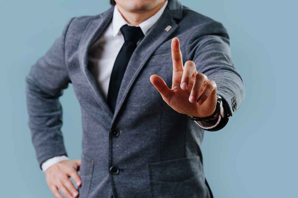 Foto: Mann streckt Zeigefinger aus